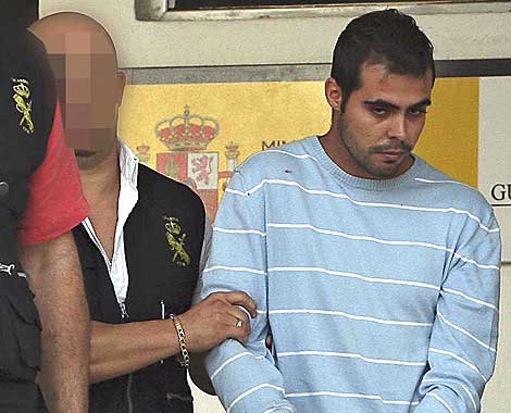 Agentes policiales trasladan a Diego, ahora en libertad sin cargos. | Efe Agentes policiales trasladan a Diego, ahora en libertad sin cargos. | Efe