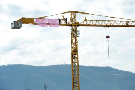 Una abuela americana escala una grúa para pedir ver a su nieta. | Afp