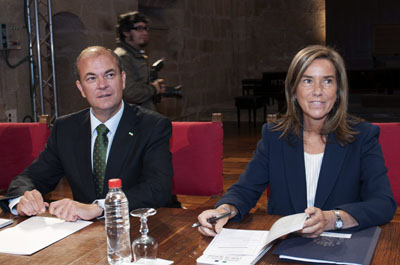 La ministra Ana Mato (derecha) con el presidente José Antonio Monago (izquierda).