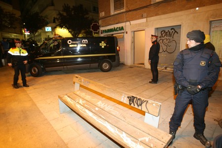 Agentes de los Mossos custodian el portal del Carmel en el que una mujer ha matado a sus dos hijos.